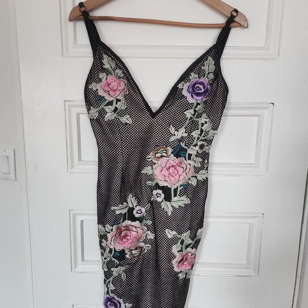 Unique Vintage-style Embroidered Bodycon V-neck mesh dress